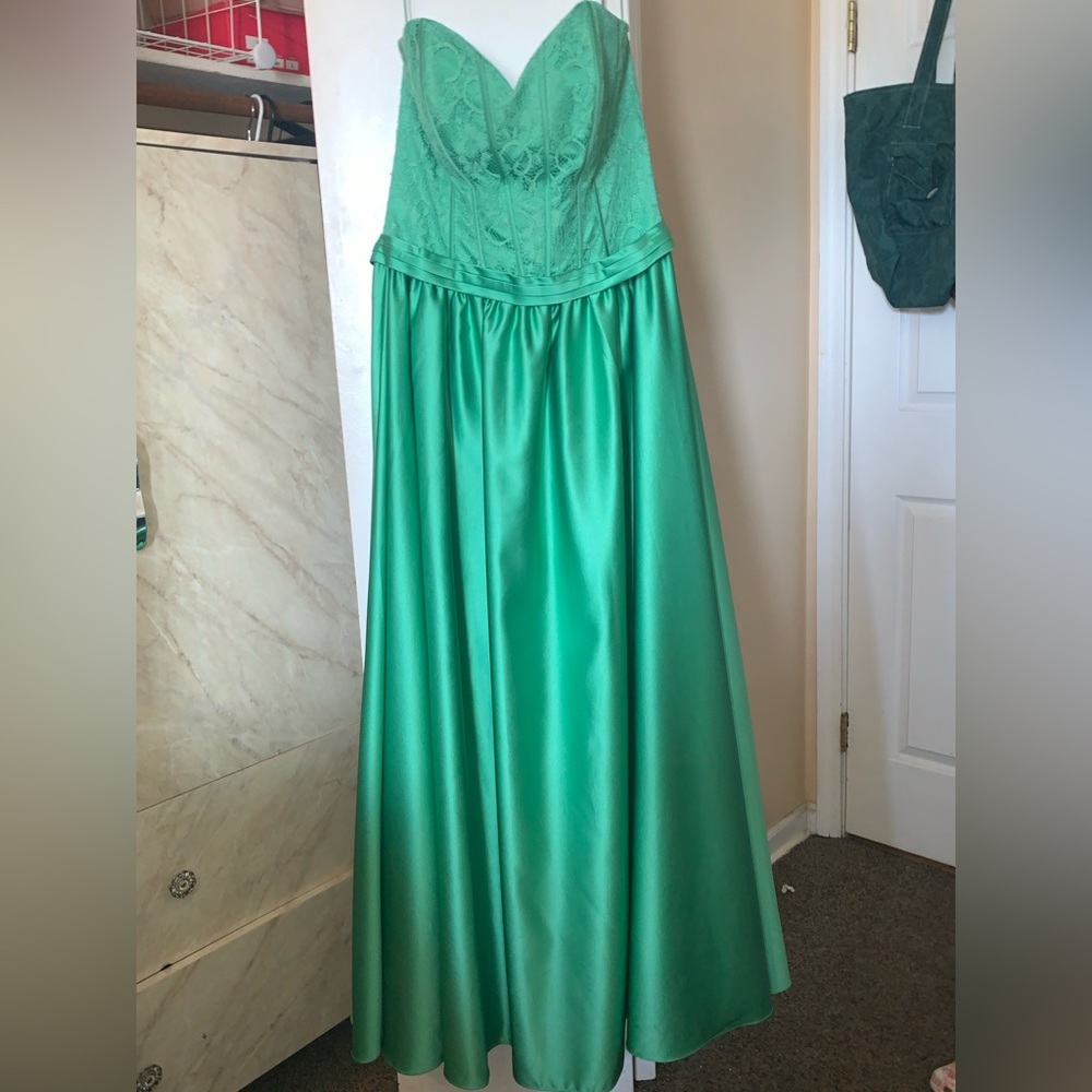 STRAPLESS PROM DRESS💚